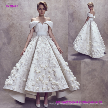 New Modern Style Falten aus Schulter Backless Brautkleid mit 3D Blumen und Flare Ten Length Rock